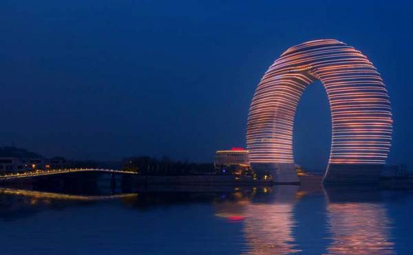 Unusual hotel- Horseshoe Sheraton in China